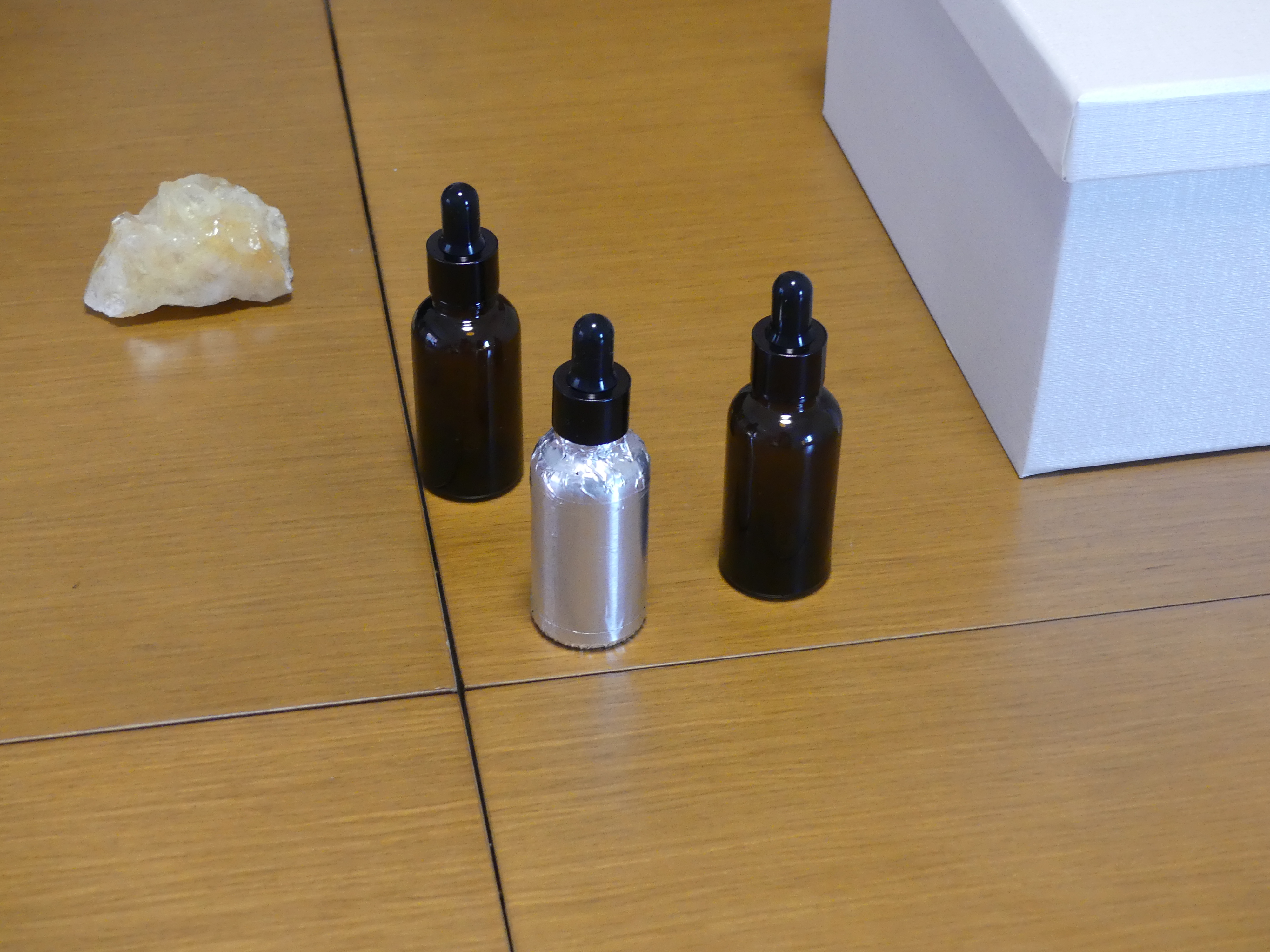 Viales de agua frecuenciada junto a cuarzo en bruto