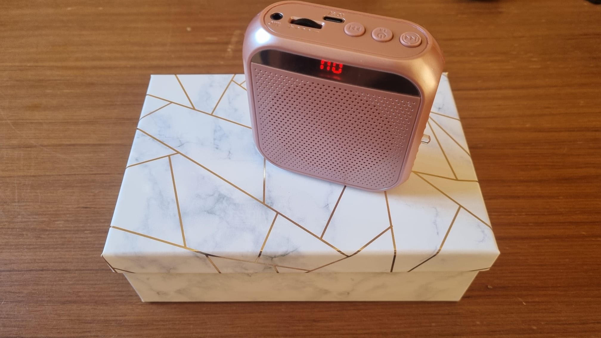 Máquina de biorresonancia rosa con display de frecuencia