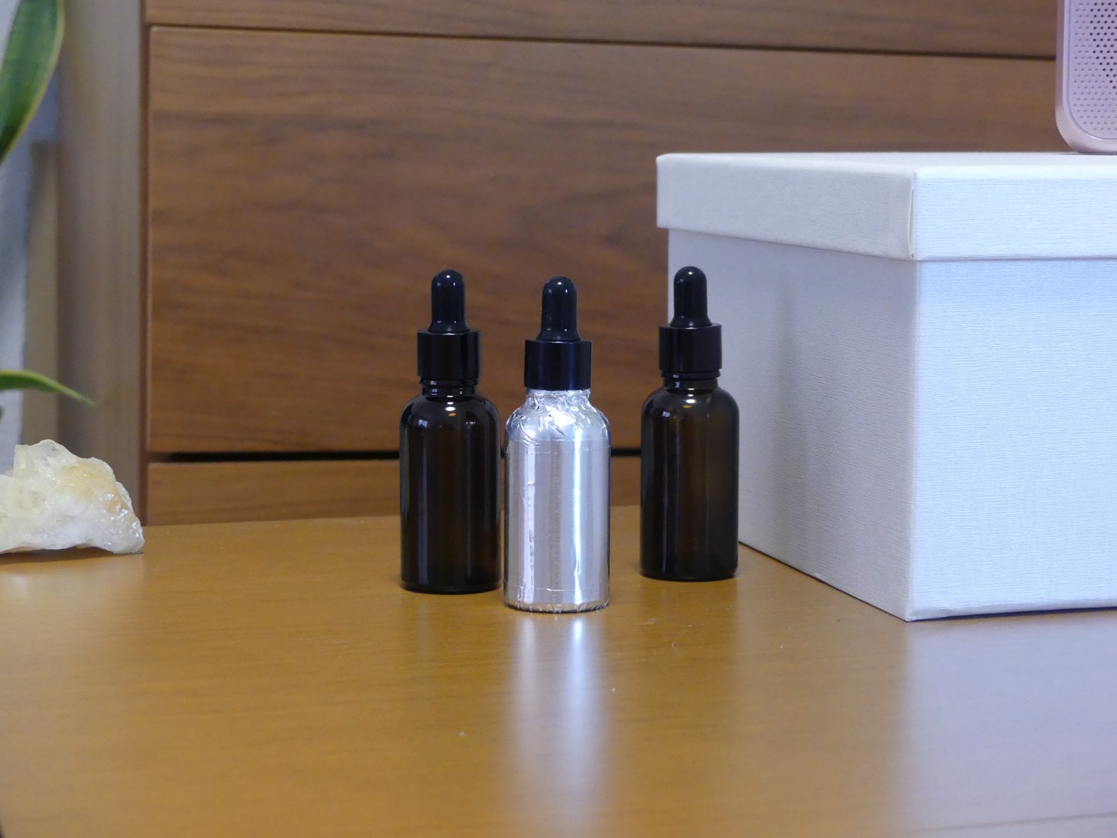 Goteros de agua frecuenciada en mesa con caja